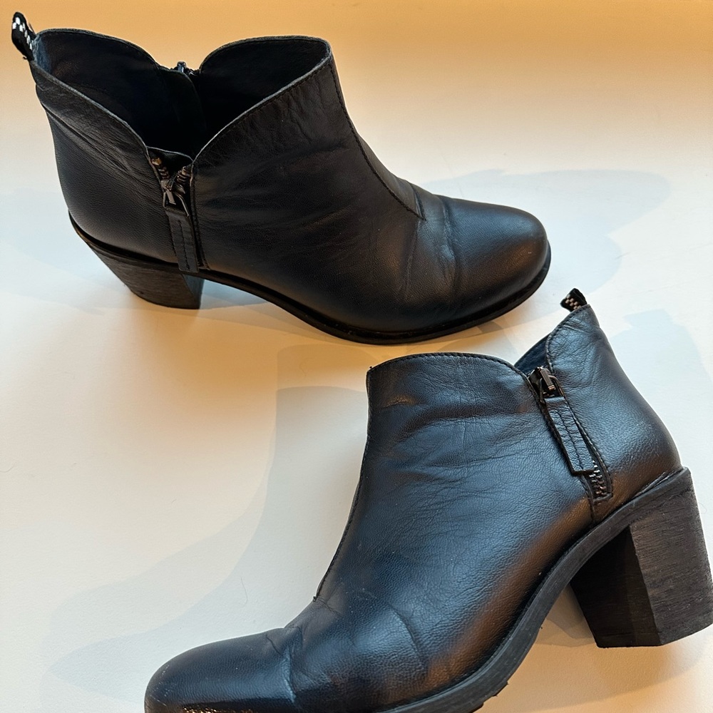 UNITY IN DIVERSITY ankle boot in rich blue.  EU 39